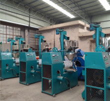 高清图片下的垃圾打捞船 守护水域清洁的无名英雄