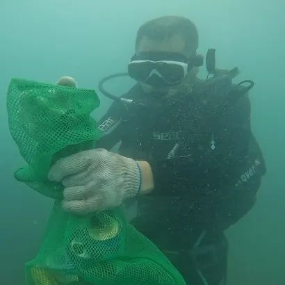 守护蔚蓝 志愿者与专业力量联手清理海洋“幽灵网”